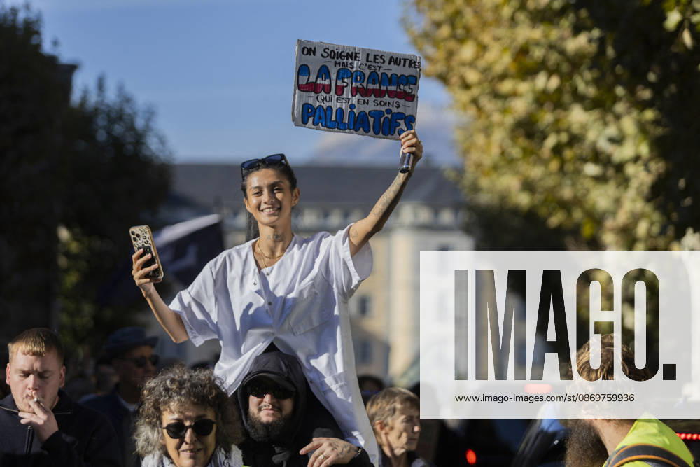 High Cost of Living Protest - Gap A demonstrator holds a Palestine solidarity sign above the crowd during the march in Gap, France, on October 17, 2026. The placard reads On soigne les nôtres, on prend soin des Palestiniens ( We care for our own; we care for Palestinians ). Photo by Thibaut Durand ABACAPRESS.COM Gap Provence-Alpes-Cote d Azur France