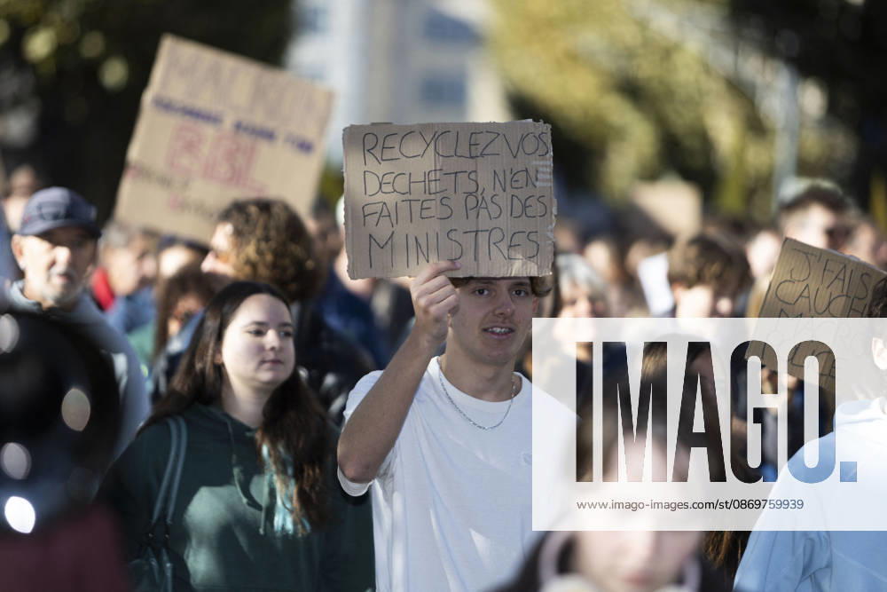 High Cost of Living Protest - Gap A young demonstrator holds a sign reading Recyclez vos déchets, ne faites pas des ministres ( Recycle your waste, do not make it ministers ) during the march in Gap, France, on October 17, 2026. Photo by Thibaut Durand ABACAPRESS.COM Gap Provence-Alpes-Cote d Azur France