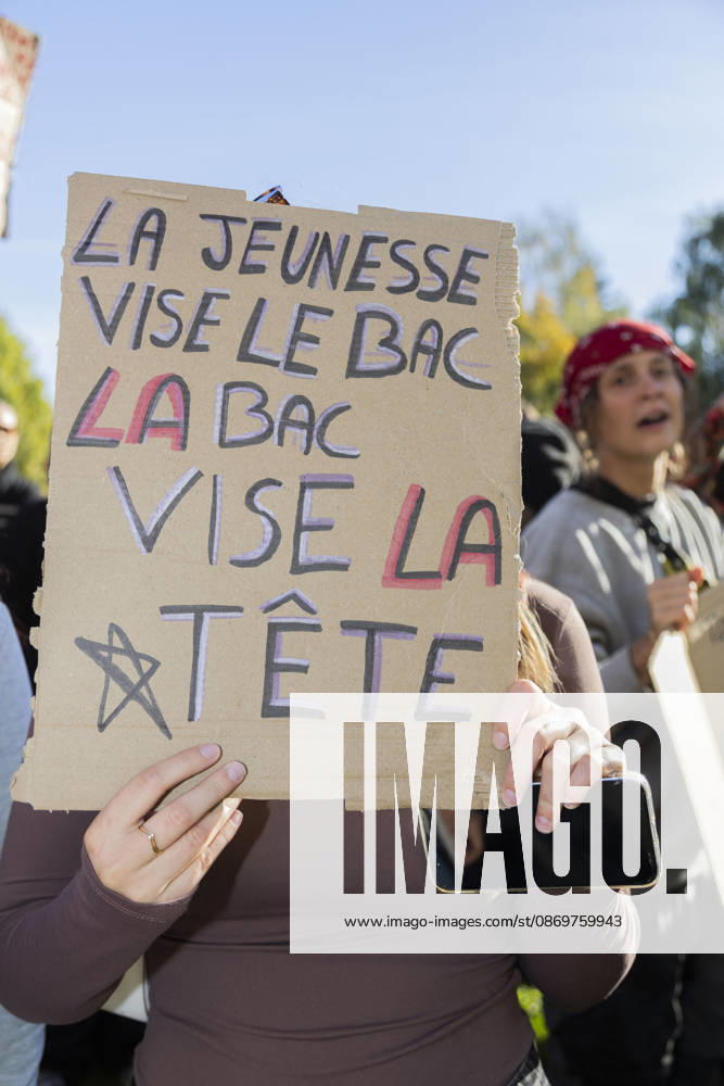 High Cost of Living Protest - Gap A demonstrator holds a sign reading La jeunesse vise le bac, la BAC vise la tête ( Youth aim for the baccalaureate; the BAC anti-crime brigade aim for the head ) during the march in Gap, France, on October 17, 2026. Photo by Thibaut Durand ABACAPRESS.COM Gap Provence-Alpes-Cote d Azur France