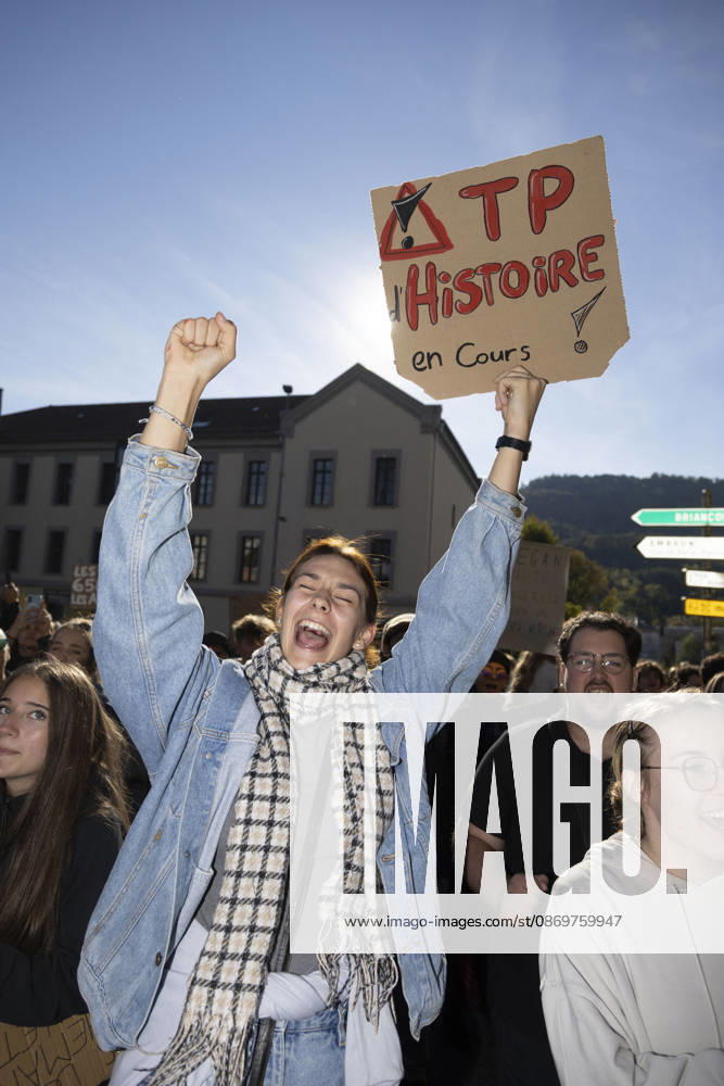 High Cost of Living Protest - Gap A student raises a handwritten placard during the march in Gap, France, on October 17, 2026. The sign refers to history lessons; its abbreviated wording is not fully clear. Photo by Thibaut Durand ABACAPRESS.COM Gap Provence-Alpes-Cote d Azur France