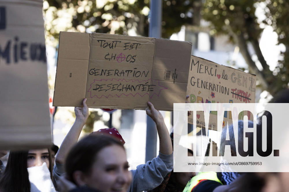 High Cost of Living Protest - Gap A demonstrator holds a sign reading Tout est chaos, génération désenchantée ( Everything is chaos, disillusioned generation ) during the march in Gap, France, on October 17, 2026. Photo by Thibaut Durand ABACAPRESS.COM Gap Provence-Alpes-Cote d Azur France