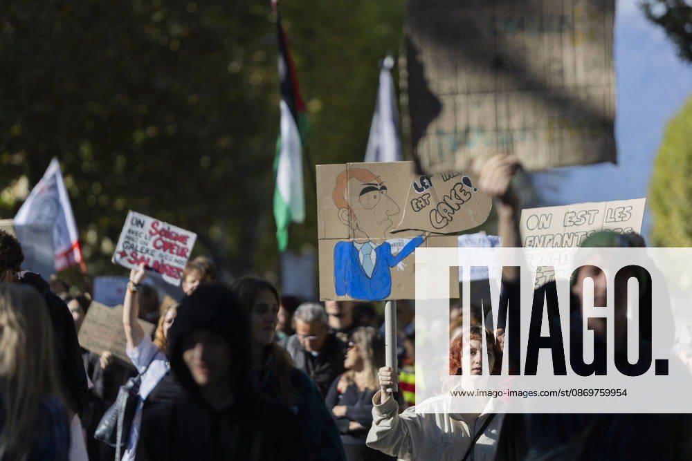 High Cost of Living Protest - Gap Demonstrators carry a caricature and handwritten signs during the march in Gap, France, on October 17, 2026. A placard reads On est les enfants des coupeurs de têtes ! ( We are the children of the head-cutters! ). Photo by Thibaut Durand ABACAPRESS.COM Gap Provence-Alpes-Cote d Azur France
