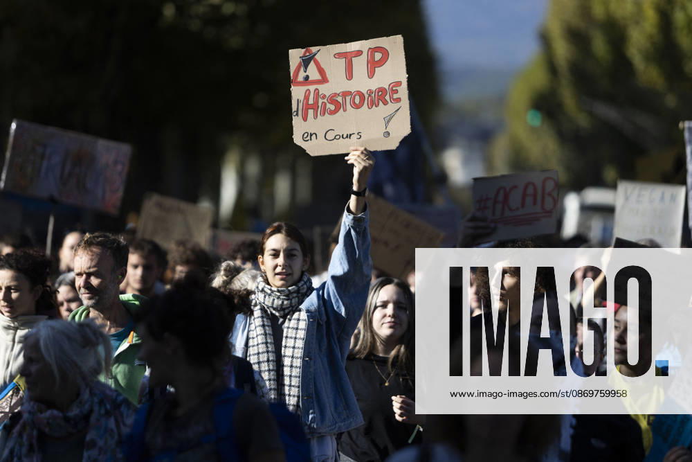 High Cost of Living Protest - Gap A student holds a sign referring to history lessons during the march in Gap, France, on October 17, 2026. Its abbreviated wording is partly unclear. Photo by Thibaut Durand ABACAPRESS.COM Gap Provence-Alpes-Cote d Azur France
