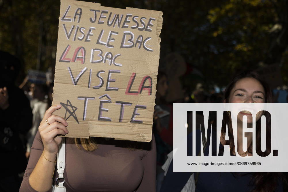 High Cost of Living Protest - Gap A demonstrator holds a sign reading La jeunesse vise le bac, la BAC vise la tête ( Youth aim for the baccalaureate; the BAC anti-crime brigade aim for the head ) during the march in Gap, France, on October 17, 2026. Photo by Thibaut Durand ABACAPRESS.COM Gap Provence-Alpes-Cote d Azur France
