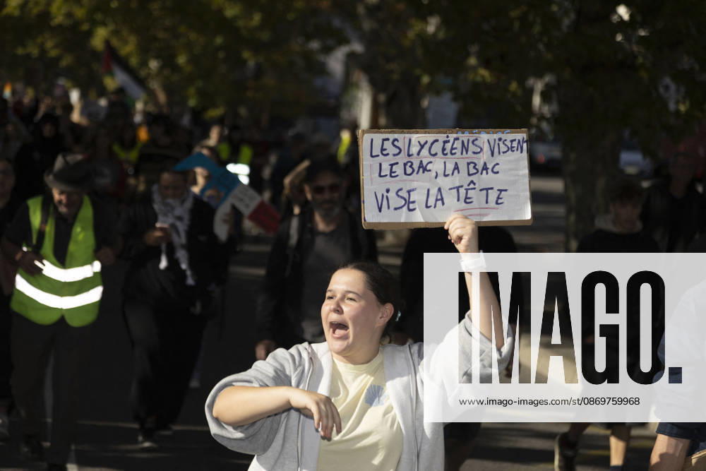 High Cost of Living Protest - Gap A demonstrator chants while holding a sign reading Les lycéens visent le bac, la BAC vise la tête ( High-school students aim for the baccalaureate; the BAC (anti-crime brigade) aim for the head ) during the march in Gap, France, on October 17, 2026. Photo by Thibaut Durand ABACAPRESS.COM Gap Provence-Alpes-Cote d Azur France