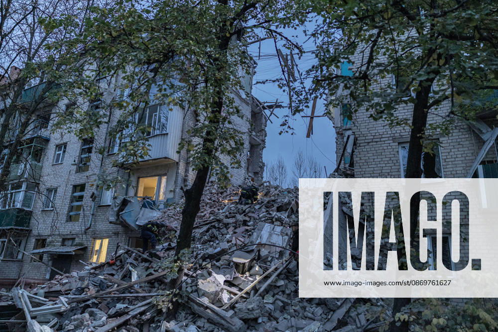 Ukrainian emergency services conduct search and recovery operations in Sloviansk following Russian airstrike SLOVIANSK, UKRAINE - OCTOBER 17: Firefighters are trying to recover bodies from the rubble following a Russian air strike on a residential building in Sloviansk, Ukraine, on 17 October 2026 Diego Herrera Carcedo Anadolu Sloviansk Ukraine. Editorial use only. Please get in touch for any other usage.