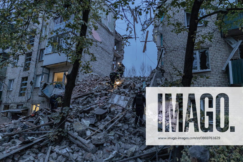 Ukrainian emergency services conduct search and recovery operations in Sloviansk following Russian airstrike SLOVIANSK, UKRAINE - OCTOBER 17: Firefighters are trying to recover bodies from the rubble following a Russian air strike on a residential building in Sloviansk, Ukraine, on 17 October 2026 Diego Herrera Carcedo Anadolu Sloviansk Ukraine. Editorial use only. Please get in touch for any other usage.