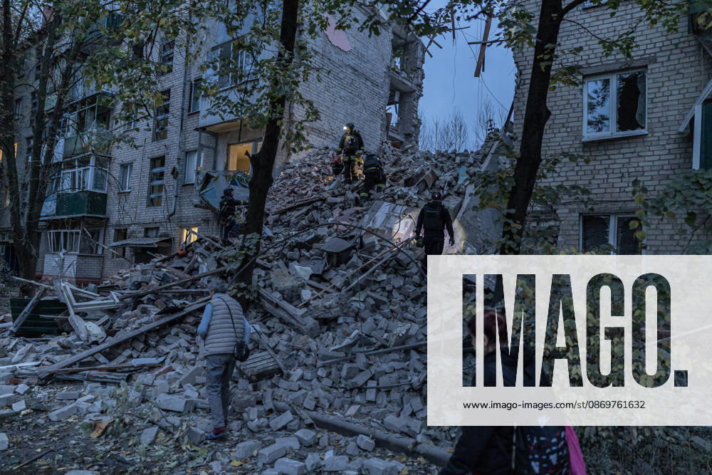Ukrainian emergency services conduct search and recovery operations in Sloviansk following Russian airstrike SLOVIANSK, UKRAINE - OCTOBER 17: Firefighters are trying to recover bodies from the rubble following a Russian air strike on a residential building in Sloviansk, Ukraine, on 17 October 2026 Diego Herrera Carcedo Anadolu Sloviansk Ukraine. Editorial use only. Please get in touch for any other usage.