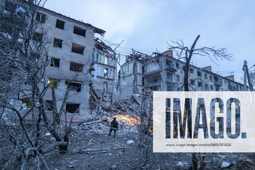 Ukrainian emergency services conduct search and recovery operations in Sloviansk following Russian airstrike SLOVIANSK, UKRAINE - OCTOBER 17: Firefighters are trying to recover bodies from the rubble following a Russian air strike on a residential building in Sloviansk, Ukraine, on 17 October 2026 Diego Herrera Carcedo Anadolu Sloviansk Ukraine. Editorial use only. Please get in touch for any other usage.