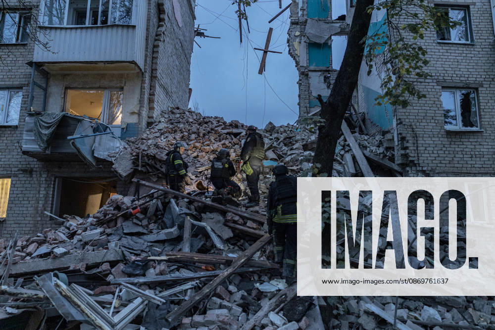 Ukrainian emergency services conduct search and recovery operations in Sloviansk following Russian airstrike SLOVIANSK, UKRAINE - OCTOBER 17: Firefighters are trying to recover bodies from the rubble following a Russian air strike on a residential building in Sloviansk, Ukraine, on 17 October 2026 Diego Herrera Carcedo Anadolu Sloviansk Ukraine. Editorial use only. Please get in touch for any other usage.