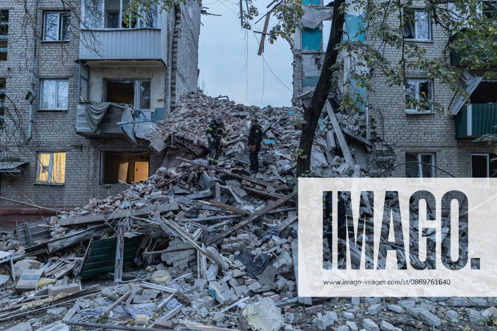 Ukrainian emergency services conduct search and recovery operations in Sloviansk following Russian airstrike SLOVIANSK, UKRAINE - OCTOBER 17: Firefighters are trying to recover bodies from the rubble following a Russian air strike on a residential building in Sloviansk, Ukraine, on 17 October 2026 Diego Herrera Carcedo Anadolu Sloviansk Ukraine. Editorial use only. Please get in touch for any other usage.