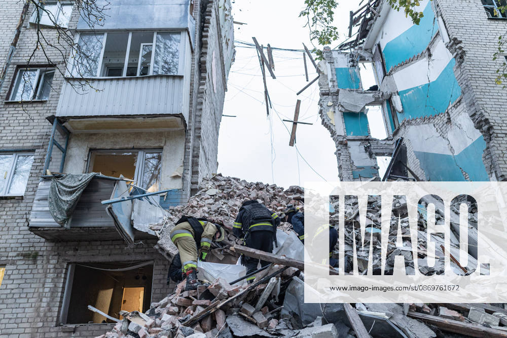 Ukrainian emergency services conduct search and recovery operations in Sloviansk following Russian airstrike SLOVIANSK, UKRAINE - OCTOBER 17: Firefighters carry a body recovered from the rubble following a Russian airstrike on a residential building in Sloviansk, Ukraine, on 17 October 2026 Diego Herrera Carcedo Anadolu Sloviansk Ukraine. Editorial use only. Please get in touch for any other usage.