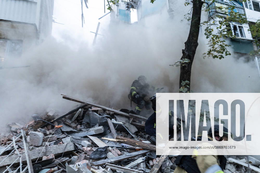 Ukrainian emergency services conduct search and recovery operations in Sloviansk following Russian airstrike SLOVIANSK, UKRAINE - OCTOBER 17: Firefighters try to flee after a wall collapses whilst they search for the bodies of civilians beneath the rubble following a Russian air strike on a residential building in Sloviansk, Ukraine, 17 October 2026 Diego Herrera Carcedo Anadolu Sloviansk Ukraine. Editorial use only. Please get in touch for any other usage.