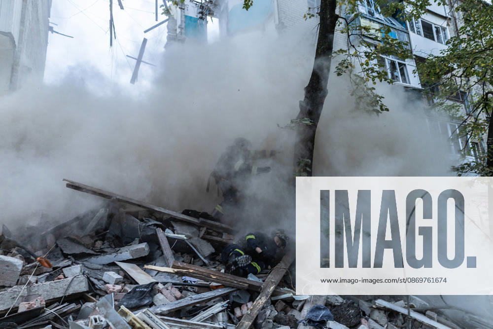 Ukrainian emergency services conduct search and recovery operations in Sloviansk following Russian airstrike SLOVIANSK, UKRAINE - OCTOBER 17: Firefighters try to flee after a wall collapses whilst they search for the bodies of civilians beneath the rubble following a Russian air strike on a residential building in Sloviansk, Ukraine, 17 October 2026 Diego Herrera Carcedo Anadolu Sloviansk Ukraine. Editorial use only. Please get in touch for any other usage.