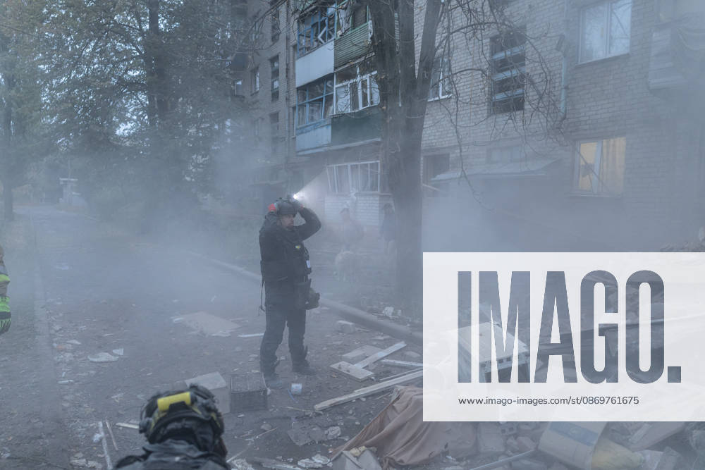 Ukrainian emergency services conduct search and recovery operations in Sloviansk following Russian airstrike SLOVIANSK, UKRAINE - OCTOBER 17: Firefighters are trying to recover bodies from the rubble following a Russian air strike on a residential building in Sloviansk, Ukraine, on 17 October 2026 Diego Herrera Carcedo Anadolu Sloviansk Ukraine. Editorial use only. Please get in touch for any other usage.