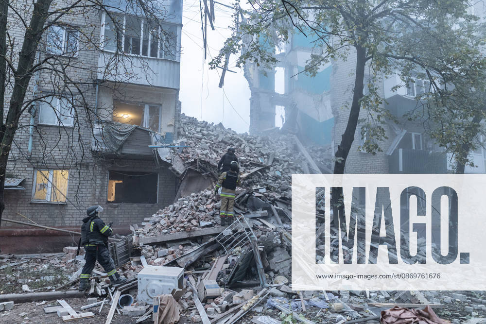 Ukrainian emergency services conduct search and recovery operations in Sloviansk following Russian airstrike SLOVIANSK, UKRAINE - OCTOBER 17: Firefighters are trying to recover bodies from the rubble following a Russian air strike on a residential building in Sloviansk, Ukraine, on 17 October 2026 Diego Herrera Carcedo Anadolu Sloviansk Ukraine. Editorial use only. Please get in touch for any other usage.