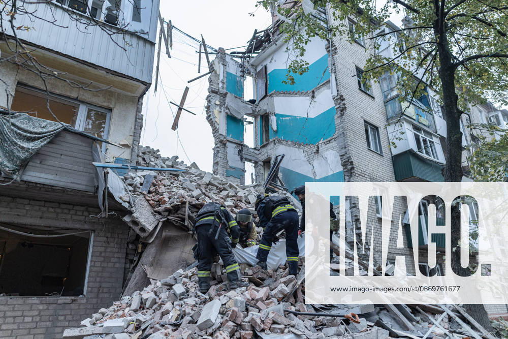 Ukrainian emergency services conduct search and recovery operations in Sloviansk following Russian airstrike SLOVIANSK, UKRAINE - OCTOBER 17: Firefighters recover the body of an elderly woman from the rubble following a Russian air strike on a residential building in Sloviansk, Ukraine, on 17 October 2026 Diego Herrera Carcedo Anadolu Sloviansk Ukraine. Editorial use only. Please get in touch for any other usage.