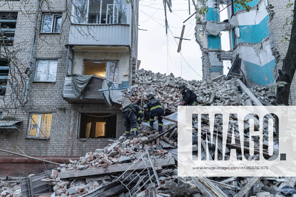 Ukrainian emergency services conduct search and recovery operations in Sloviansk following Russian airstrike SLOVIANSK, UKRAINE - OCTOBER 17: Firefighters recover the body of an elderly woman from the rubble following a Russian air strike on a residential building in Sloviansk, Ukraine, on 17 October 2026 Diego Herrera Carcedo Anadolu Sloviansk Ukraine. Editorial use only. Please get in touch for any other usage.