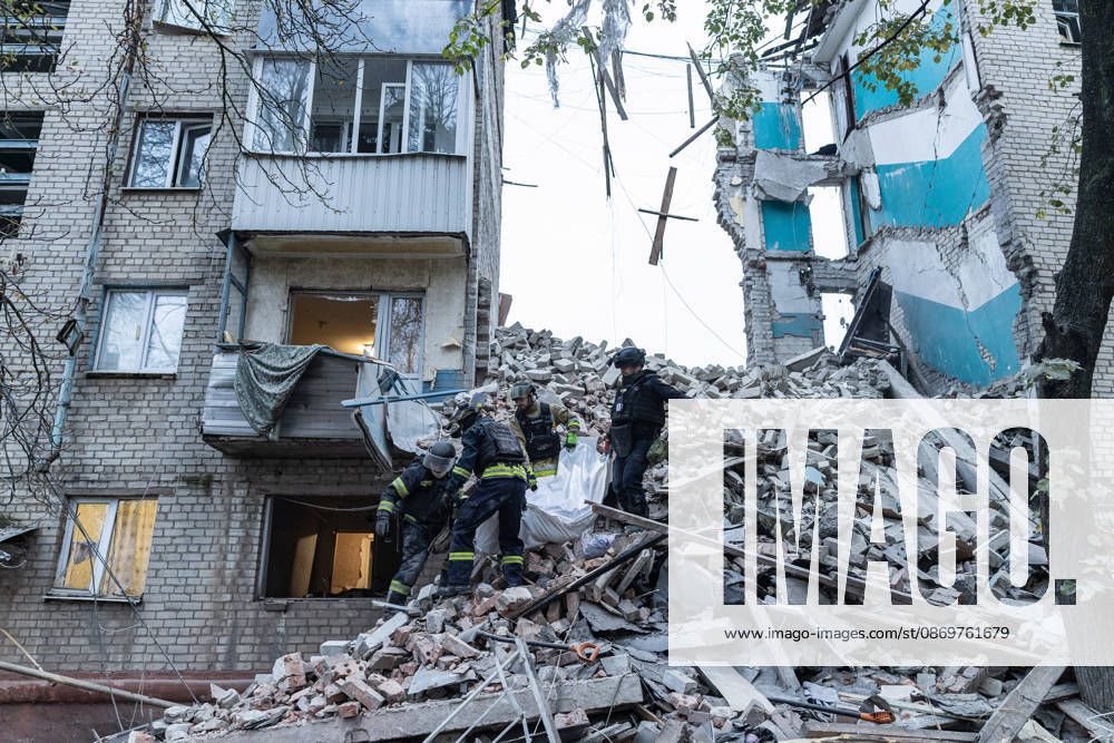 Ukrainian emergency services conduct search and recovery operations in Sloviansk following Russian airstrike SLOVIANSK, UKRAINE - OCTOBER 17: Firefighters recover the body of an elderly woman from the rubble following a Russian air strike on a residential building in Sloviansk, Ukraine, on 17 October 2026 Diego Herrera Carcedo Anadolu Sloviansk Ukraine. Editorial use only. Please get in touch for any other usage.