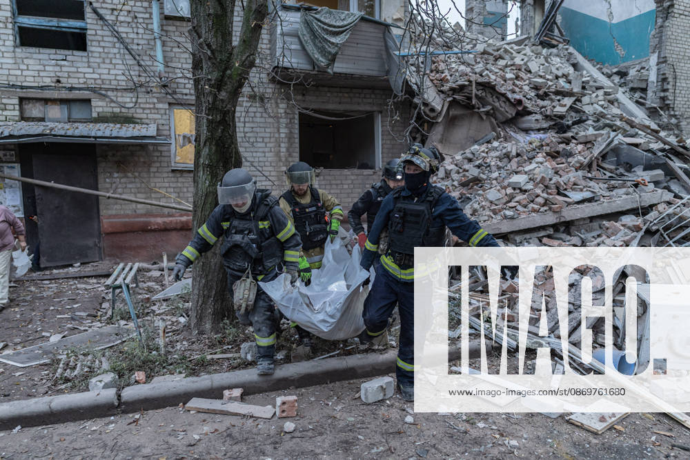 Ukrainian emergency services conduct search and recovery operations in Sloviansk following Russian airstrike SLOVIANSK, UKRAINE - OCTOBER 17: Firefighters recover the body of an elderly woman from the rubble following a Russian air strike on a residential building in Sloviansk, Ukraine, on 17 October 2026 Diego Herrera Carcedo Anadolu Sloviansk Ukraine. Editorial use only. Please get in touch for any other usage.