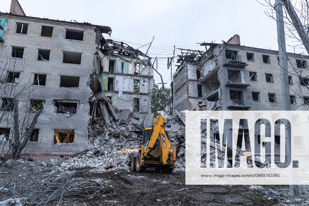 Ukrainian emergency services conduct search and recovery operations in Sloviansk following Russian airstrike SLOVIANSK, UKRAINE - OCTOBER 17: Firefighters are trying to recover bodies from the rubble following a Russian air strike on a residential building in Sloviansk, Ukraine, on 17 October 2026 Diego Herrera Carcedo Anadolu Sloviansk Ukraine. Editorial use only. Please get in touch for any other usage.