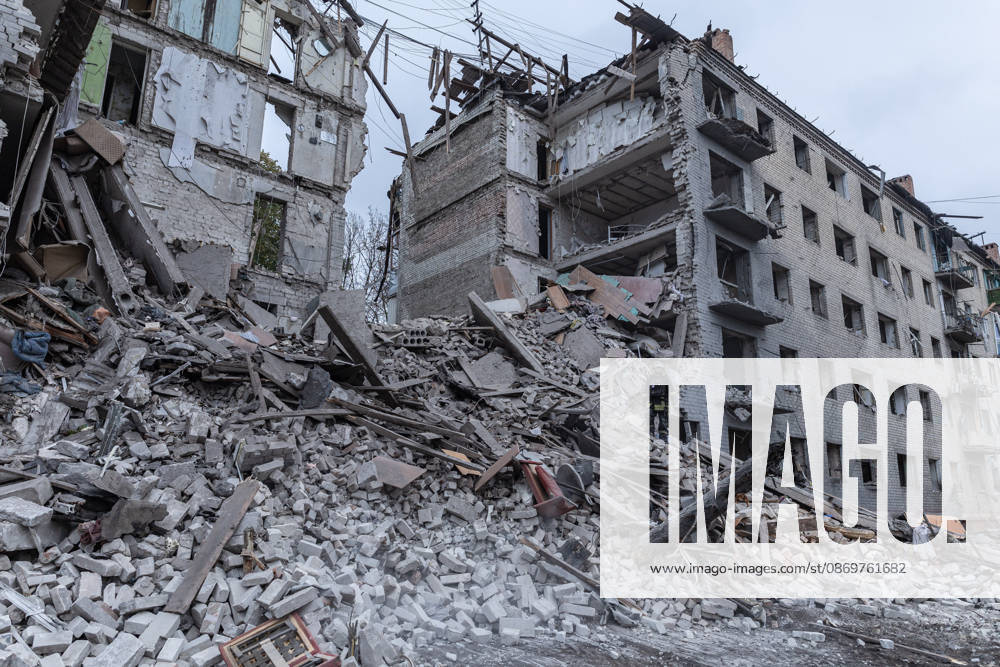Ukrainian emergency services conduct search and recovery operations in Sloviansk following Russian airstrike SLOVIANSK, UKRAINE - OCTOBER 17: Firefighters are trying to recover bodies from the rubble following a Russian air strike on a residential building in Sloviansk, Ukraine, on 17 October 2026 Diego Herrera Carcedo Anadolu Sloviansk Ukraine. Editorial use only. Please get in touch for any other usage.