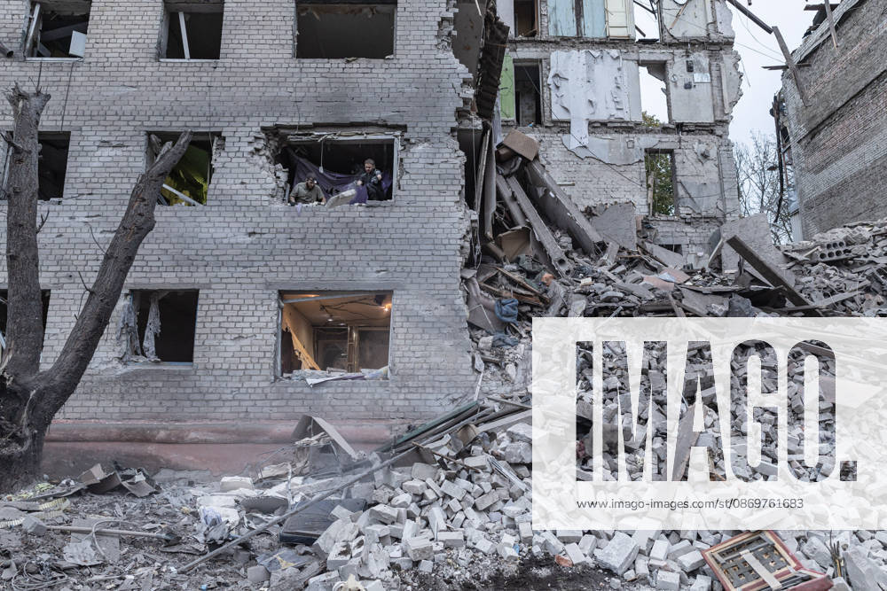 Ukrainian emergency services conduct search and recovery operations in Sloviansk following Russian airstrike SLOVIANSK, UKRAINE - OCTOBER 17: Firefighters are trying to recover bodies from the rubble following a Russian air strike on a residential building in Sloviansk, Ukraine, on 17 October 2026 Diego Herrera Carcedo Anadolu Sloviansk Ukraine. Editorial use only. Please get in touch for any other usage.