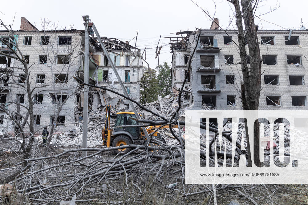 Ukrainian emergency services conduct search and recovery operations in Sloviansk following Russian airstrike SLOVIANSK, UKRAINE - OCTOBER 17: Firefighters are trying to recover bodies from the rubble following a Russian air strike on a residential building in Sloviansk, Ukraine, on 17 October 2026 Diego Herrera Carcedo Anadolu Sloviansk Ukraine. Editorial use only. Please get in touch for any other usage.