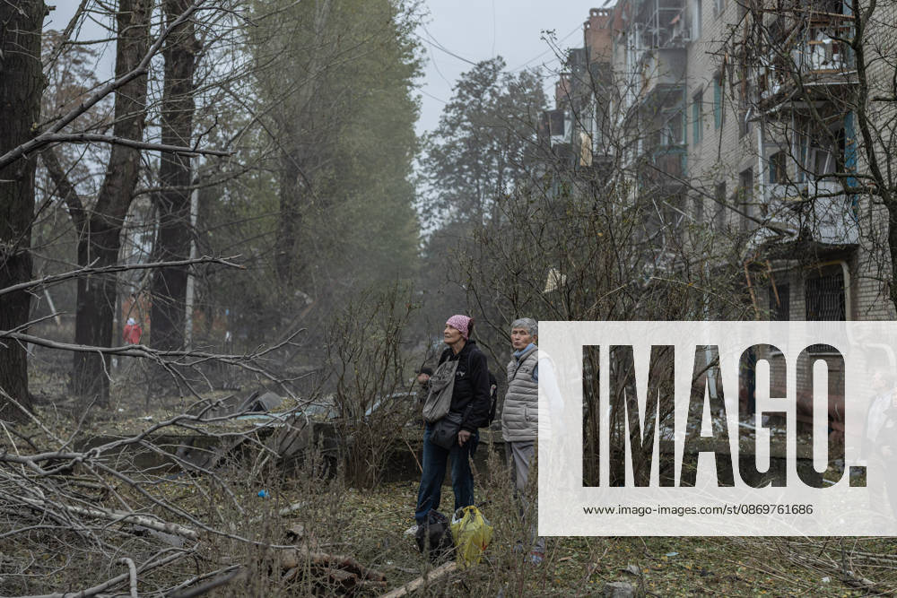 Ukrainian emergency services conduct search and recovery operations in Sloviansk following Russian airstrike SLOVIANSK, UKRAINE - OCTOBER 17:Civilians watch as firefighters search through the rubble for victims following a Russian air strike on a residential building in Sloviansk, Ukraine, on 17 October 2026 Diego Herrera Carcedo Anadolu Sloviansk Ukraine. Editorial use only. Please get in touch for any other usage.
