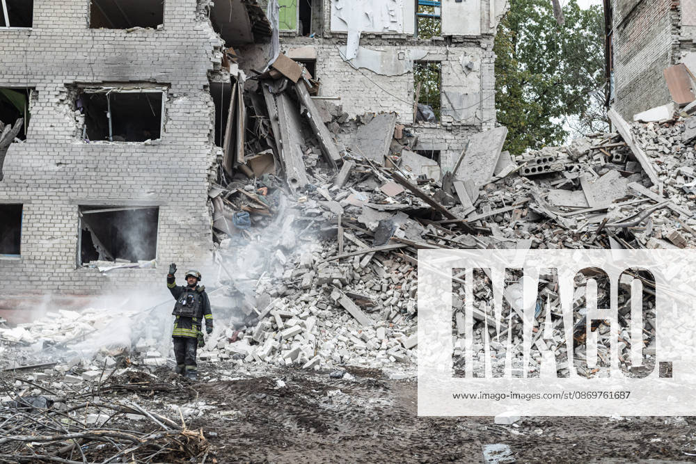 Ukrainian emergency services conduct search and recovery operations in Sloviansk following Russian airstrike SLOVIANSK, UKRAINE - OCTOBER 17: Firefighters are trying to recover bodies from the rubble following a Russian air strike on a residential building in Sloviansk, Ukraine, on 17 October 2026 Diego Herrera Carcedo Anadolu Sloviansk Ukraine. Editorial use only. Please get in touch for any other usage.