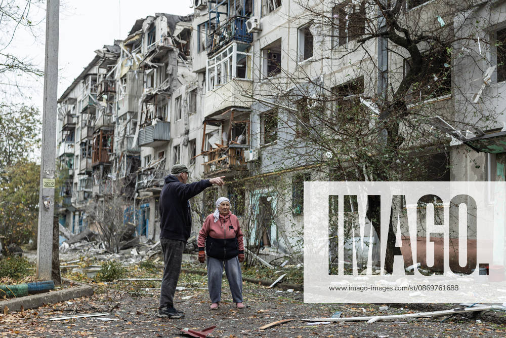 Ukrainian emergency services conduct search and recovery operations in Sloviansk following Russian airstrike SLOVIANSK, UKRAINE - OCTOBER 17: Civilians standing next to their destroyed home following a Russian air strike on a residential block in Sloviansk, Ukraine, 17 October 2026 Diego Herrera Carcedo Anadolu Sloviansk Ukraine. Editorial use only. Please get in touch for any other usage.