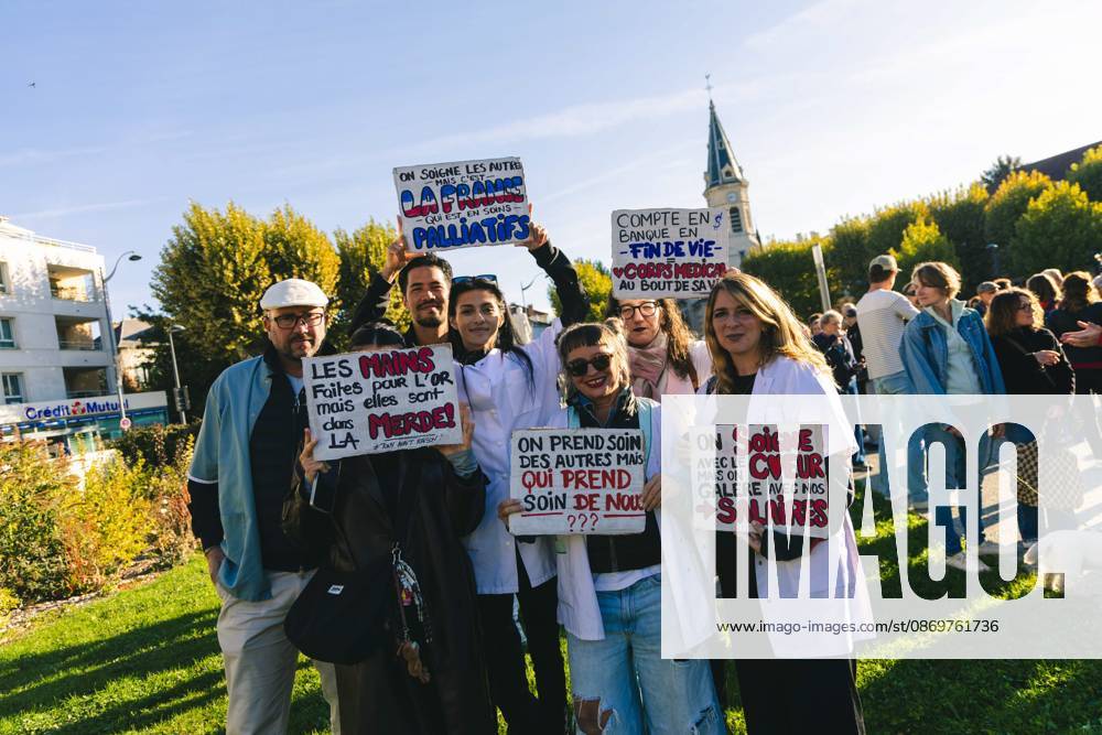 SOCIETY PROTEST OCTOBER 17 YELLOW VESTS UNIONS HIGH SCHOOL STUDENTS PHOTOPQR LE DAUPHINE Nathan LIMASSET Gap October 17, 2026 Gap, Hautes-Alpes, October 17, 2026 Protest as part of the Yellow Vests and Youth movement A social mobilization bringing together the Yellow Vests, high school students, unions, and citizens to denounce the high cost of living, social injustices, and to support the high school students’ movement. Photo by Nathan Limasset The call for mobilization on October 17 has been joined in turn by figures from the Yellow Vests movement, labor unions, and even college and high school students. Numerous rallies and blockades of gas stations, oil depots, and roundabouts are planned for this Saturday. The call for mobilization