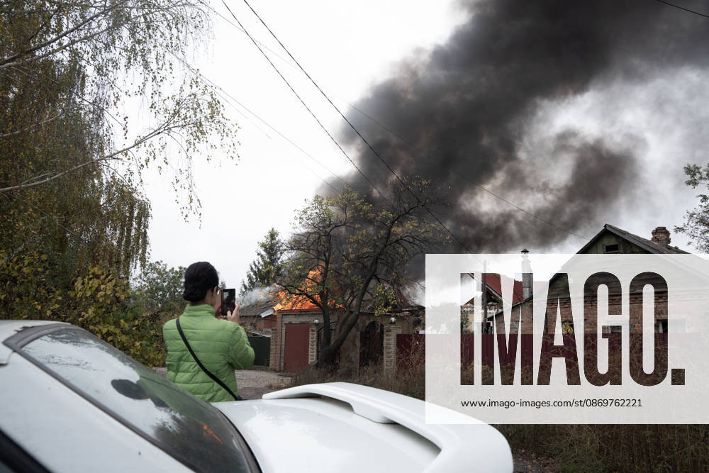 Emergency services respond following a Russian attack on a residential neighbourhood in Sloviansk, Donetsk Oblast, Ukraine, as firefighters work to extinguish a blaze at a damaged house. Residents continue their daily lives amid the ongoing war. Sloviansk Ukraine - ZUMAm350 20261017_zip_m350_002