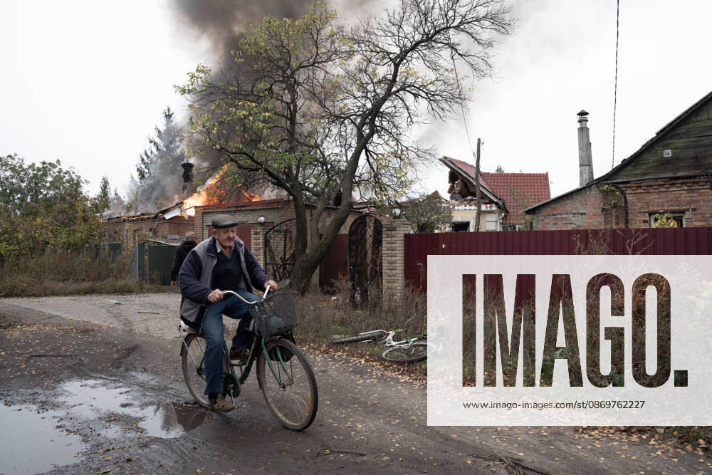Emergency services respond following a Russian attack on a residential neighbourhood in Sloviansk, Donetsk Oblast, Ukraine, as firefighters work to extinguish a blaze at a damaged house. Residents continue their daily lives amid the ongoing war. Sloviansk Ukraine - ZUMAm350 20261017_zip_m350_004