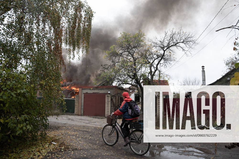 Emergency services respond following a Russian attack on a residential neighbourhood in Sloviansk, Donetsk Oblast, Ukraine, as firefighters work to extinguish a blaze at a damaged house. Residents continue their daily lives amid the ongoing war. Sloviansk Ukraine - ZUMAm350 20261017_zip_m350_005