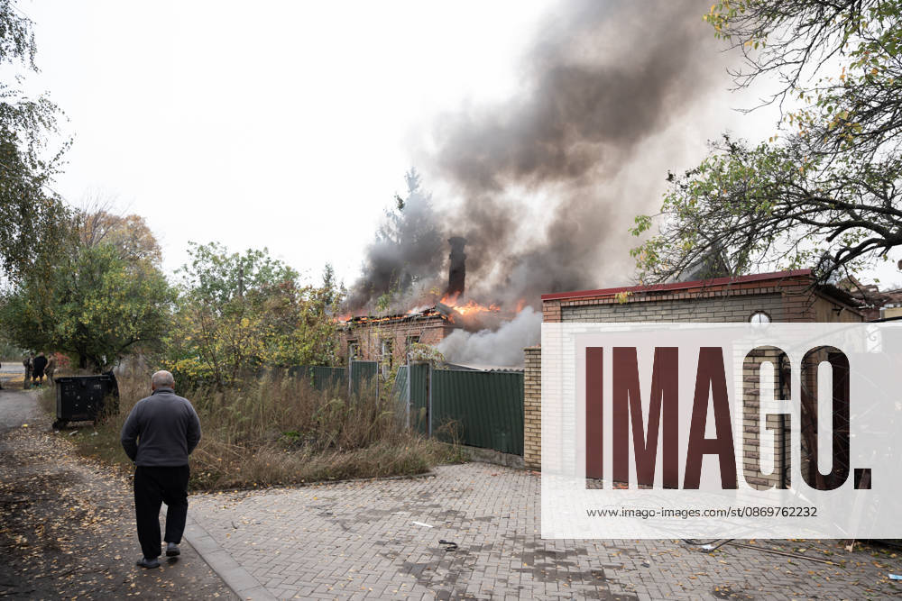 Emergency services respond following a Russian attack on a residential neighbourhood in Sloviansk, Donetsk Oblast, Ukraine, as firefighters work to extinguish a blaze at a damaged house. Residents continue their daily lives amid the ongoing war. Sloviansk Ukraine - ZUMAm350 20261017_zip_m350_007