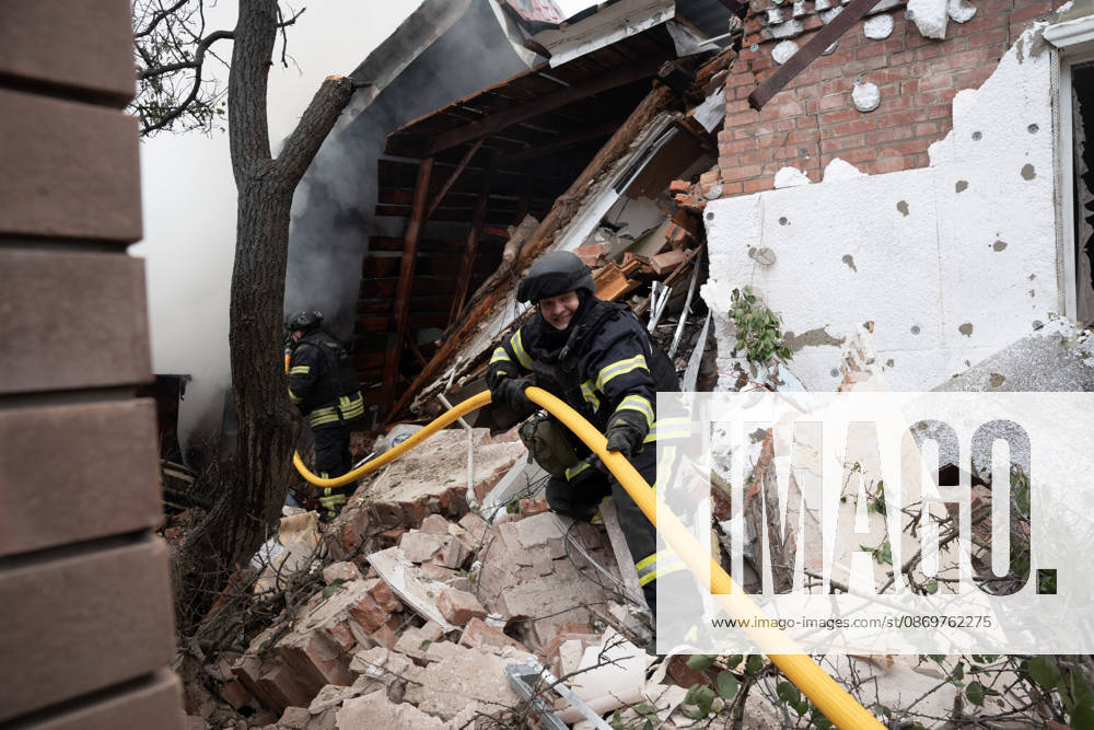 Emergency services respond following a Russian attack on a residential neighbourhood in Sloviansk, Donetsk Oblast, Ukraine, as firefighters work to extinguish a blaze at a damaged house. Residents continue their daily lives amid the ongoing war. Sloviansk Ukraine - ZUMAm350 20261017_zip_m350_011