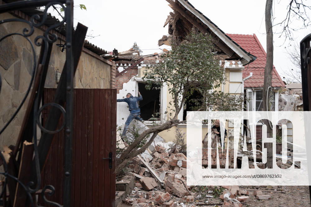 Emergency services respond following a Russian attack on a residential neighbourhood in Sloviansk, Donetsk Oblast, Ukraine, as firefighters work to extinguish a blaze at a damaged house. Residents continue their daily lives amid the ongoing war. Sloviansk Ukraine - ZUMAm350 20261017_zip_m350_008