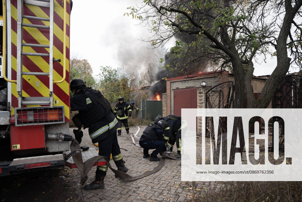 Emergency services respond following a Russian attack on a residential neighbourhood in Sloviansk, Donetsk Oblast, Ukraine, as firefighters work to extinguish a blaze at a damaged house. Residents continue their daily lives amid the ongoing war. Sloviansk Ukraine - ZUMAm350 20261017_zip_m350_009