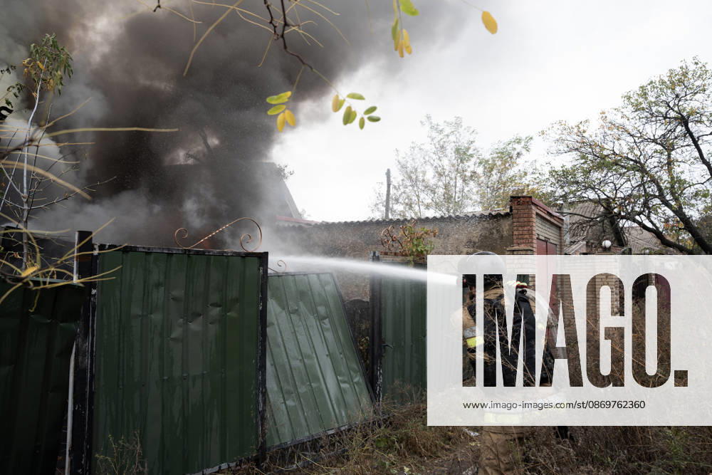 Emergency services respond following a Russian attack on a residential neighbourhood in Sloviansk, Donetsk Oblast, Ukraine, as firefighters work to extinguish a blaze at a damaged house. Residents continue their daily lives amid the ongoing war. Sloviansk Ukraine - ZUMAm350 20261017_zip_m350_010