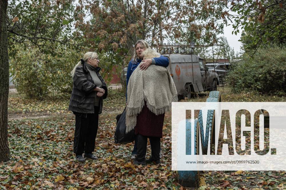 Ukrainian emergency services conduct search and recovery operations in Sloviansk following Russian airstrike SLOVIANSK, UKRAINE - OCTOBER 17: A woman weeps after seeing her home and her neighbours buried under the rubble following a Russian air strike on a residential block in Sloviansk, Ukraine, on 17 October 2026 Diego Herrera Carcedo Anadolu Sloviansk Ukraine. Editorial use only. Please get in touch for any other usage.