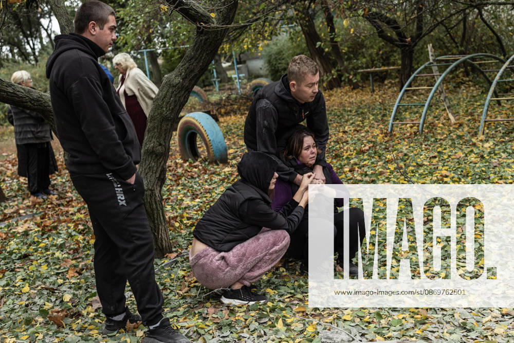 Ukrainian emergency services conduct search and recovery operations in Sloviansk following Russian airstrike SLOVIANSK, UKRAINE - OCTOBER 17: A woman weeps after seeing her home and her mother buried under the rubble following a Russian air strike on a residential block in Sloviansk, Ukraine, on 17 October 2026 Diego Herrera Carcedo Anadolu Sloviansk Ukraine. Editorial use only. Please get in touch for any other usage.