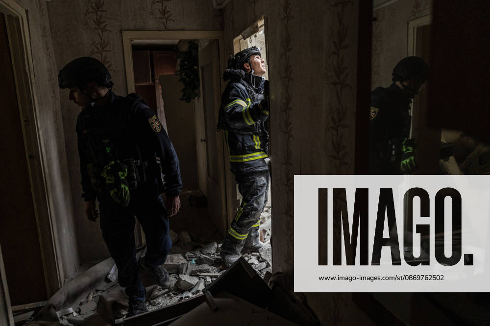 Ukrainian emergency services conduct search and recovery operations in Sloviansk following Russian airstrike SLOVIANSK, UKRAINE - OCTOBER 17: Firefighters are trying to recover bodies from the rubble following a Russian air strike on a residential building in Sloviansk, Ukraine, on 17 October 2026 Diego Herrera Carcedo Anadolu Sloviansk Ukraine. Editorial use only. Please get in touch for any other usage.