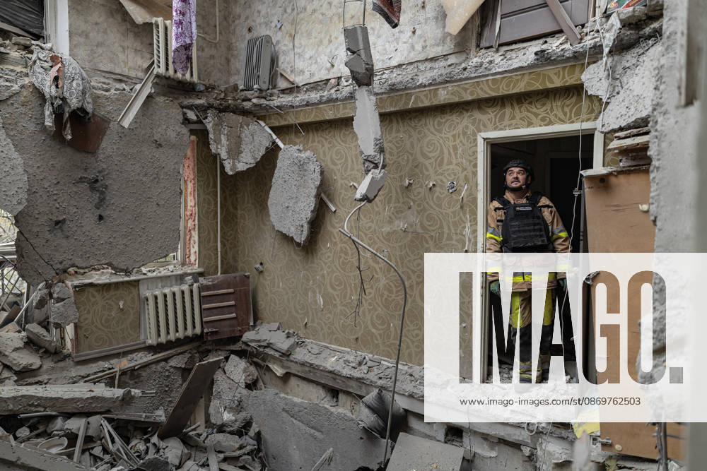 Ukrainian emergency services conduct search and recovery operations in Sloviansk following Russian airstrike SLOVIANSK, UKRAINE - OCTOBER 17: Firefighters are trying to recover bodies from the rubble following a Russian air strike on a residential building in Sloviansk, Ukraine, on 17 October 2026 Diego Herrera Carcedo Anadolu Sloviansk Ukraine. Editorial use only. Please get in touch for any other usage.