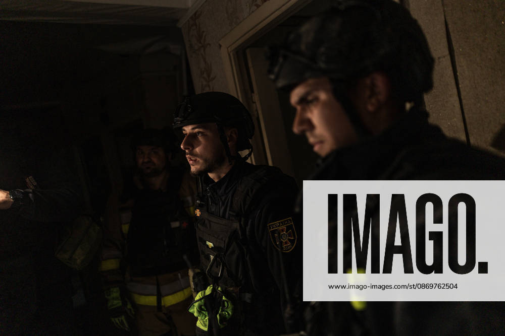 Ukrainian emergency services conduct search and recovery operations in Sloviansk following Russian airstrike SLOVIANSK, UKRAINE - OCTOBER 17: Firefighters are trying to recover bodies from the rubble following a Russian air strike on a residential building in Sloviansk, Ukraine, on 17 October 2026 Diego Herrera Carcedo Anadolu Sloviansk Ukraine. Editorial use only. Please get in touch for any other usage.