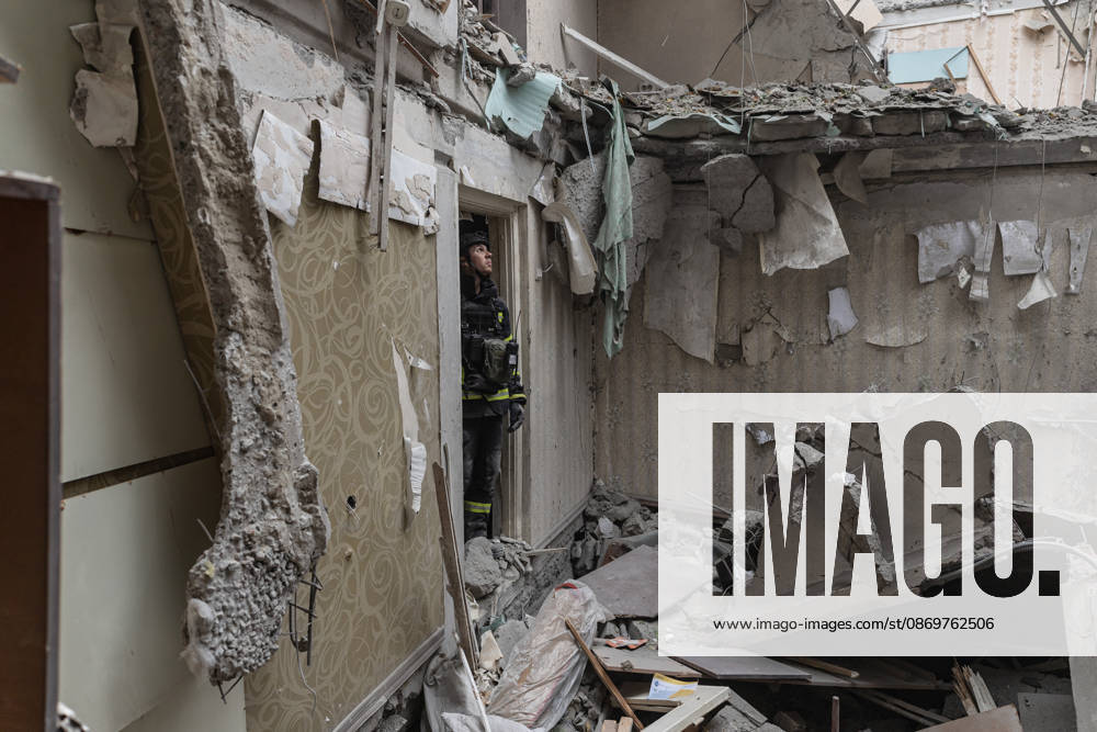 Ukrainian emergency services conduct search and recovery operations in Sloviansk following Russian airstrike SLOVIANSK, UKRAINE - OCTOBER 17: Firefighters are trying to recover bodies from the rubble following a Russian air strike on a residential building in Sloviansk, Ukraine, on 17 October 2026 Diego Herrera Carcedo Anadolu Sloviansk Ukraine. Editorial use only. Please get in touch for any other usage.
