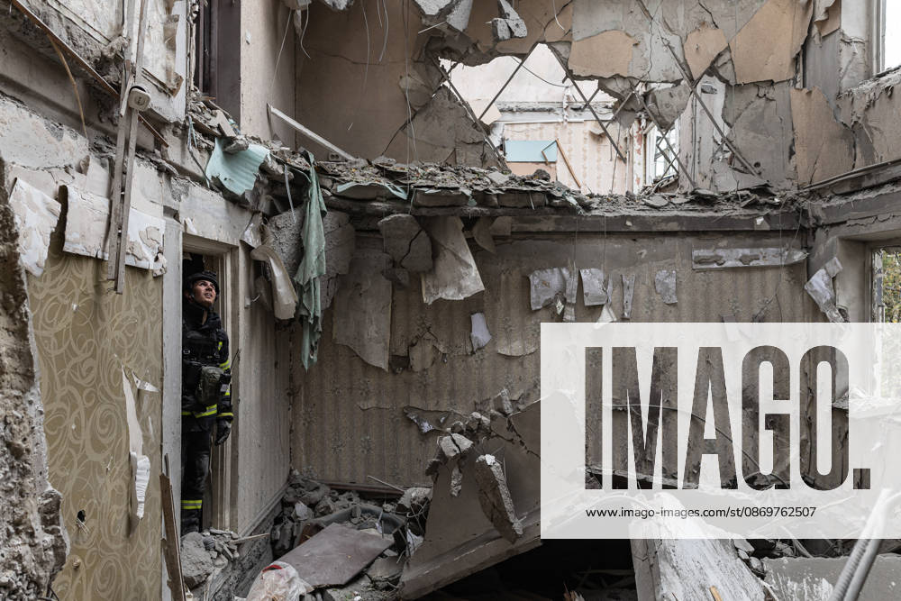 Ukrainian emergency services conduct search and recovery operations in Sloviansk following Russian airstrike SLOVIANSK, UKRAINE - OCTOBER 17: Firefighters are trying to recover bodies from the rubble following a Russian air strike on a residential building in Sloviansk, Ukraine, on 17 October 2026 Diego Herrera Carcedo Anadolu Sloviansk Ukraine. Editorial use only. Please get in touch for any other usage.