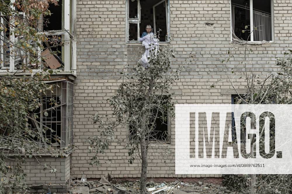 Ukrainian emergency services conduct search and recovery operations in Sloviansk following Russian airstrike SLOVIANSK, UKRAINE - OCTOBER 17: Firefighters are trying to recover bodies from the rubble following a Russian air strike on a residential building in Sloviansk, Ukraine, on 17 October 2026 Diego Herrera Carcedo Anadolu Sloviansk Ukraine. Editorial use only. Please get in touch for any other usage.
