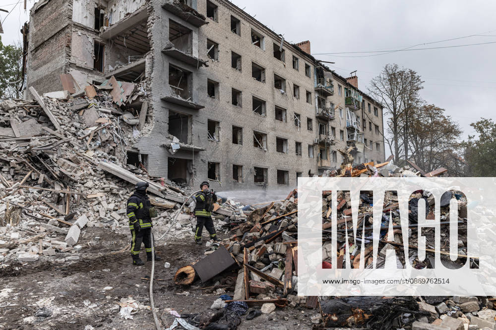 Ukrainian emergency services conduct search and recovery operations in Sloviansk following Russian airstrike SLOVIANSK, UKRAINE - OCTOBER 17: Firefighters are trying to recover bodies from the rubble following a Russian air strike on a residential building in Sloviansk, Ukraine, on 17 October 2026 Diego Herrera Carcedo Anadolu Sloviansk Ukraine. Editorial use only. Please get in touch for any other usage.