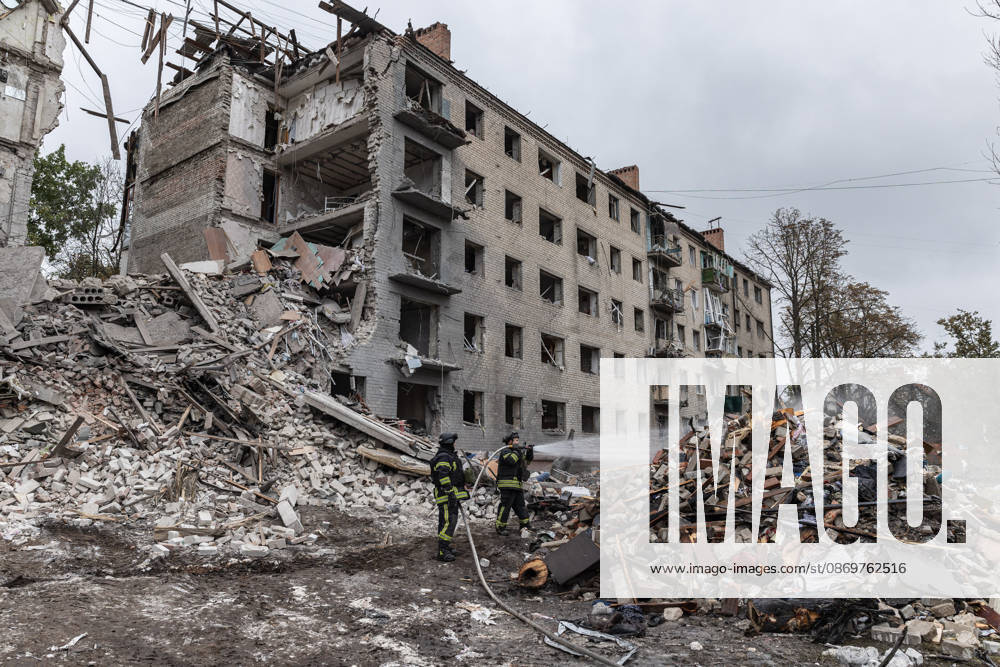 Ukrainian emergency services conduct search and recovery operations in Sloviansk following Russian airstrike SLOVIANSK, UKRAINE - OCTOBER 17: Firefighters are trying to recover bodies from the rubble following a Russian air strike on a residential building in Sloviansk, Ukraine, on 17 October 2026 Diego Herrera Carcedo Anadolu Sloviansk Ukraine. Editorial use only. Please get in touch for any other usage.